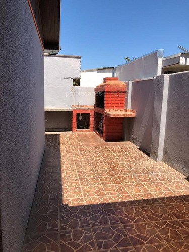 Venta Cómoda Casa De 4d A 2 Cuadras De Avda. Los Carreras