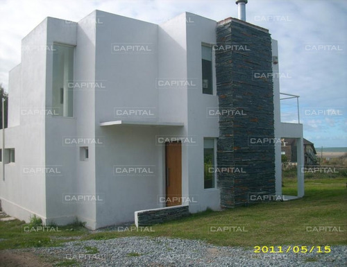 Muy Buena Casa En Venta En Punta Piedras, Manantiales.- Ref: 25371