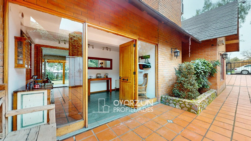 Casa Familiar De 5 Dormitorios Con Amplio Terreno De 746 M2