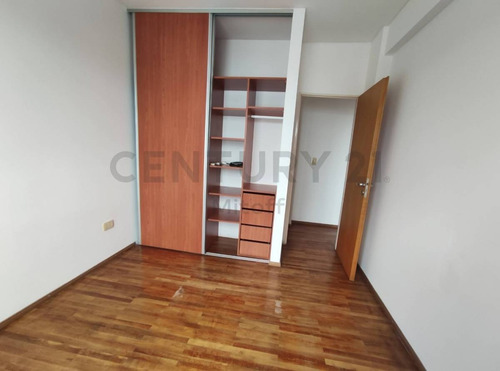 Imagen 8 de 10 de Departamento De 2 Dormitorios Con Cochera En La Plata