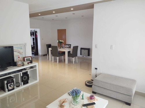 Casa Dos Plantas 250 Mts2 Cub,. 5 Amb