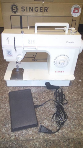 Imagen 5 de 8 de Máquina De Coser Singer En Su Caja Nueva