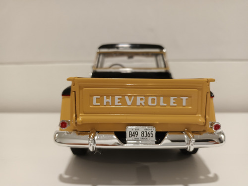 Auto World 1957 Chevy 3100 Stepside 1:18 Dorado Oscuro (Usado)