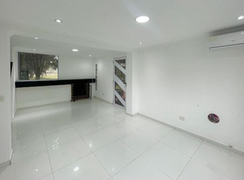 Casa En Venta - 2 Dormitorios 2 Baños - 300mts2 - Berazategui