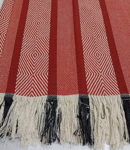 Imagen 3 de 4 de Poncho Artesanal Rombos Rojo