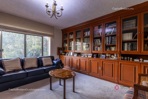Residencia De Lujo En Venta En Colinas De San Javier, Con Alberca