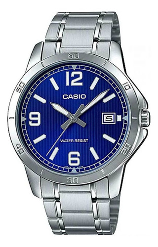 Reloj pulsera Casio Enticer MTP-V004 de cuerpo color plateado, analógico, para hombre, fondo azul, con correa de acero inoxidable color plateado, agujas color plateado y blanco, dial plateado, minutero/segundero plateado, bisel color plateado y desplegable