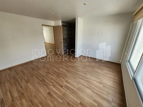 Casa En Renta En Zibata, 4 Recámaras, Privada Con Alberca