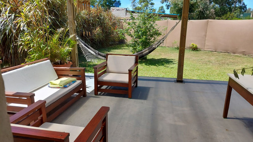 Alquiler Temporario Casa 1 Dormitorio, Con Parrillero Techado Y Jardín En Punta Negra