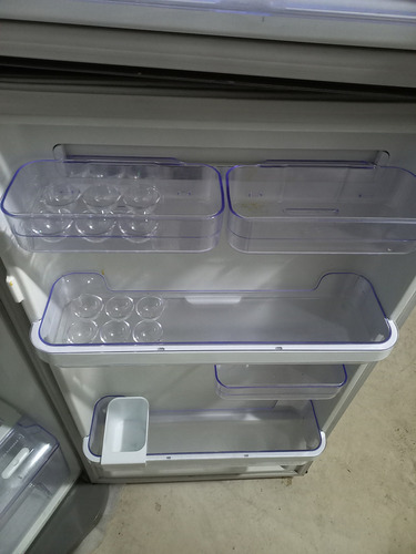 Heladera con freezer Electrolux DF35 color inox con capacidad de 261L