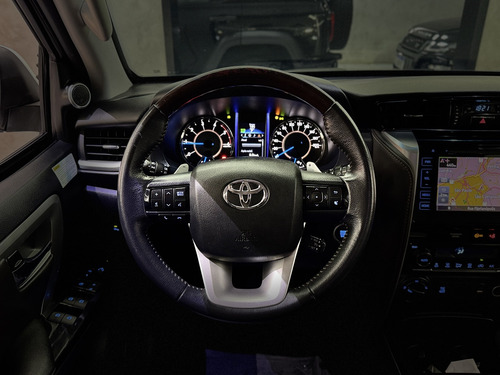 Toyota Hilux SW4 2.8 SRX 4X4 7 LUGARES 16V TURBO INTERCOOLER DIESEL 4P AUTOMÁTICO