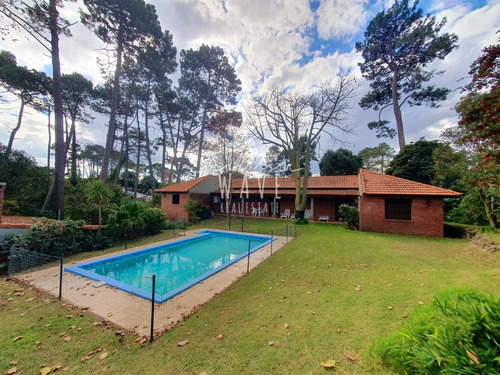 Venta De Casa De 3 Dormitorios Y Servicio En Barrio Cantegril, Punta Del Este.