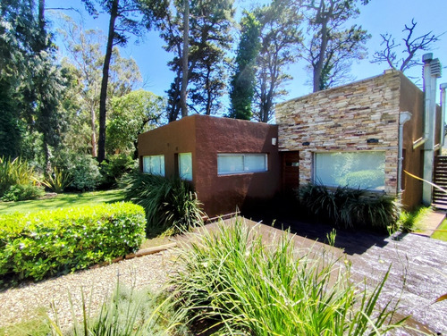 Cabañas Bosque Peralta Ramos Mar Del Plata Cabañas Atahualpa Casas Cerca De Playas Del Sur Y Chapa, Con Parrilla Y Deck , Sillas Y Mesas De Madera , Hermoso Arbolado Y Parking Privado Para 4 Personas