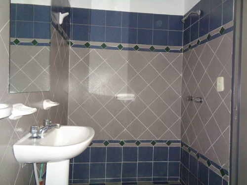 Barrio Alta Córdoba - Casa De 2 Dormitorios, Amplia Y Luminosa Con Cochera Cubierta, Cocina Comedor, 2 Baños Y Patio Con Césped