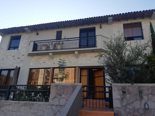 Preciosa Residencia En Misión San Jerónimo, Doble Altura, Jardín, 300 M2