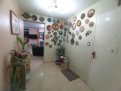 Comodo Y Amplio Apartamento Ubicado En El Paraiso! #25-20414 Ricardo Rah