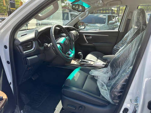 Imagen 5 de 8 de Toyota Fortuner Dubai Vxr Blanco 2023