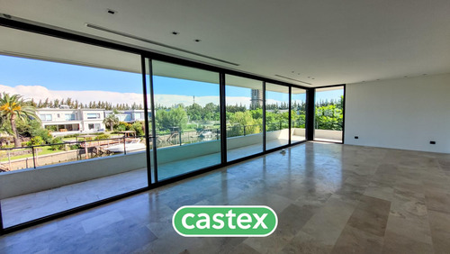 Casa A La Venta Al Río Con Amarra En El Barrio El Yacht. Nordelta.