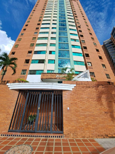 Np Apartamento En Venta Remodelado En Las Chimeneas, Res. Holiday Palace Código 229563