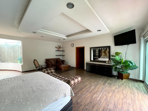 Residencia En Venta Con Alberca En Zapopan