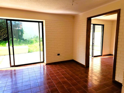 Casa En Venta De 5 Dorm. En Peñalolén