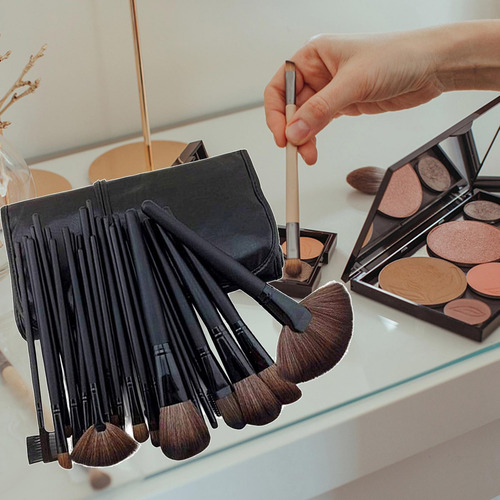 El Cepillo Profesional Del Maquillaje Fija Las Cerdas De La