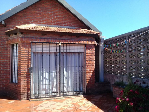 ¡preciosa Casa, 3 Dormitorios, Gran Terraza Con Parrillero, Jardín, Garaje, Para Entrar!
