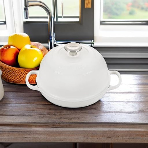 Le Creuset Enameled Iron Bread Haven, Blanco, 1.75 Qt.