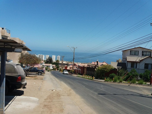 Departamento En Sector Residencial Con Estacionamiento