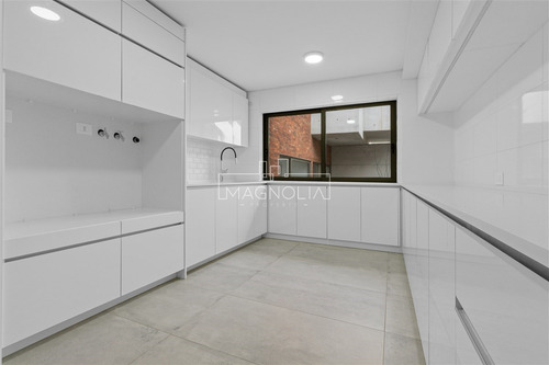 Casa En Arriendo De 7 Dorm. En Lo Barnechea