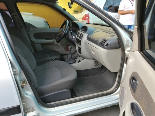 Renault Clio Sedan 1.6 Privilege 2003
