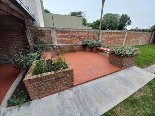 Casa + 2 Locales En Inmaculado Estado De Conservación!