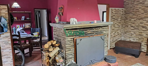 Venta De Casa, Las Toscas, 3 Dormitorios, Living Comedor Con Estufa Leña, Sobre Aveninda Principal.