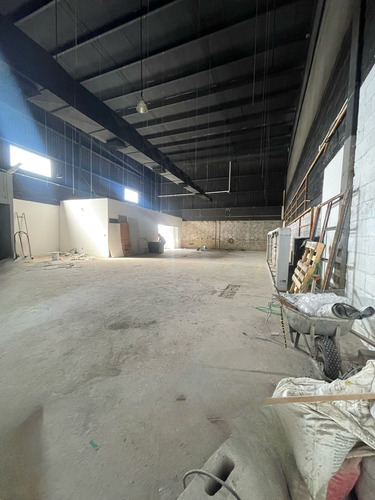 Local 280m2 En Renta Dentro De Plaza En Bernardo Qunitana