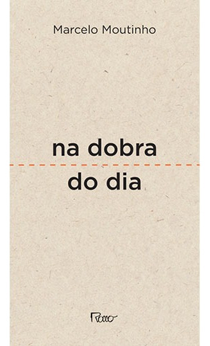 Livro Na dobra do dia: crônicas de Marcelo Moutinho capa mole em português 2015 Editora Rocco Ltda