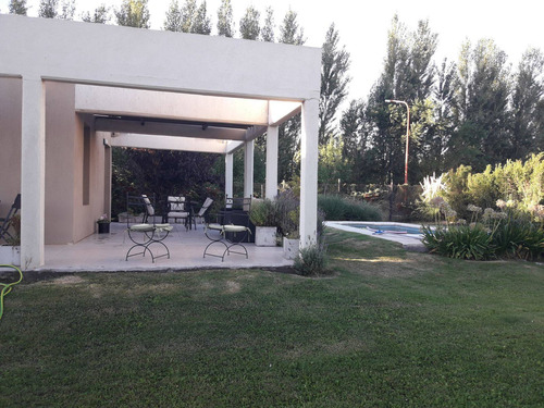Casa En Venta De 2 Dormitorios Con Pileta En Manzanar Kossman En Cipolletti
