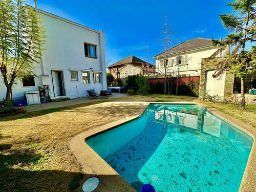 Casa En Venta De 4 Dorm. En Ñuñoa