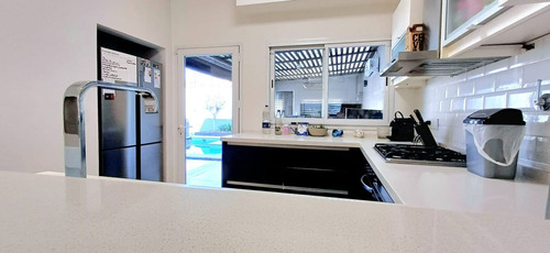 Venta Casa 4 Ambientes Villa Luzuriaga- Permuta !!