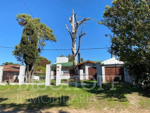 Hermosa Casa De 4 Ambientes, Con Pileta Y Cochera.