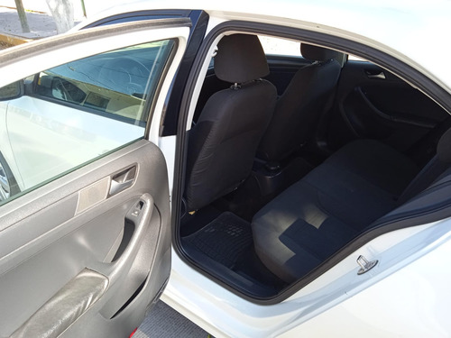 Volkswagen Jetta 2.0 L4 At 113 hp