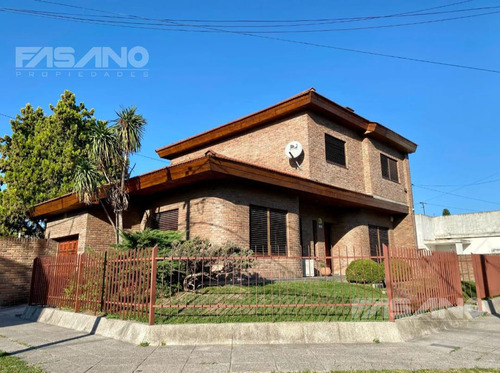 Chalet En Esquina De Dos Plantas En Venta - Palomar