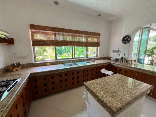 Casa Con Terraza, Jardín Y Alberca Privada, En Venta, Villa Magna, Cancun.