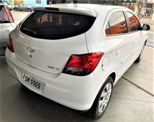 Imagem 4 de 11 de Chevrolet Onix