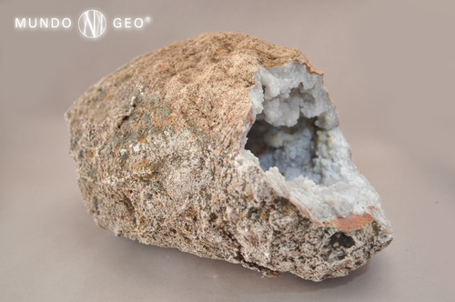 Imagen 3 de 3 de Geoda De Calcedonia Y Cuarzo Biterminado Pieza De Colección