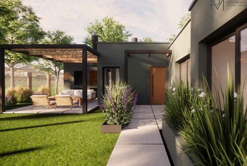 Casa En Venta De 2 Dormitorios Con Parrillero, Jardín Y Garage En Lagomar, Canelones