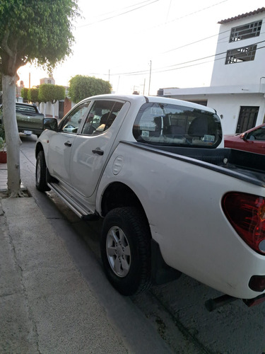 Mitsubishi L200 2.4 Cabina Doble 4x2 Mt
