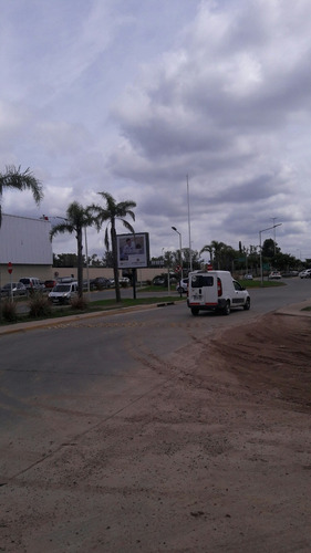 Imagen 5 de 14 de Destino Comercial Sobre La Rotonda De Canning!