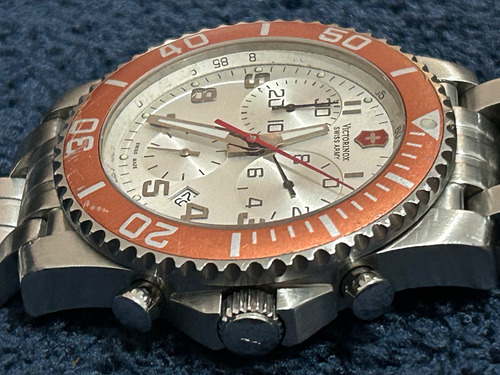 Relógio Victorinox Maverick Cronógrafo Prateado Vermelho Branco (Usado)