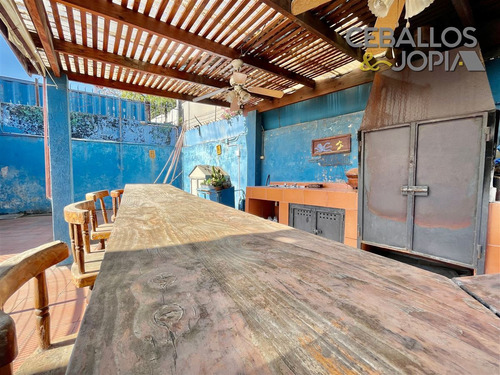 Casa En Venta De 6 Dorm. En Quilpué