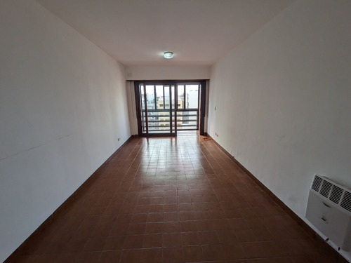 En Alquiler Departamento De 3 Ambientes Con Balcón Saliente. Barrio La Perla.